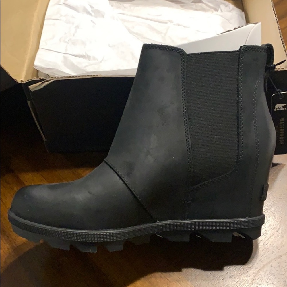 Joan of Arctic Chelsea ll wedges size 8